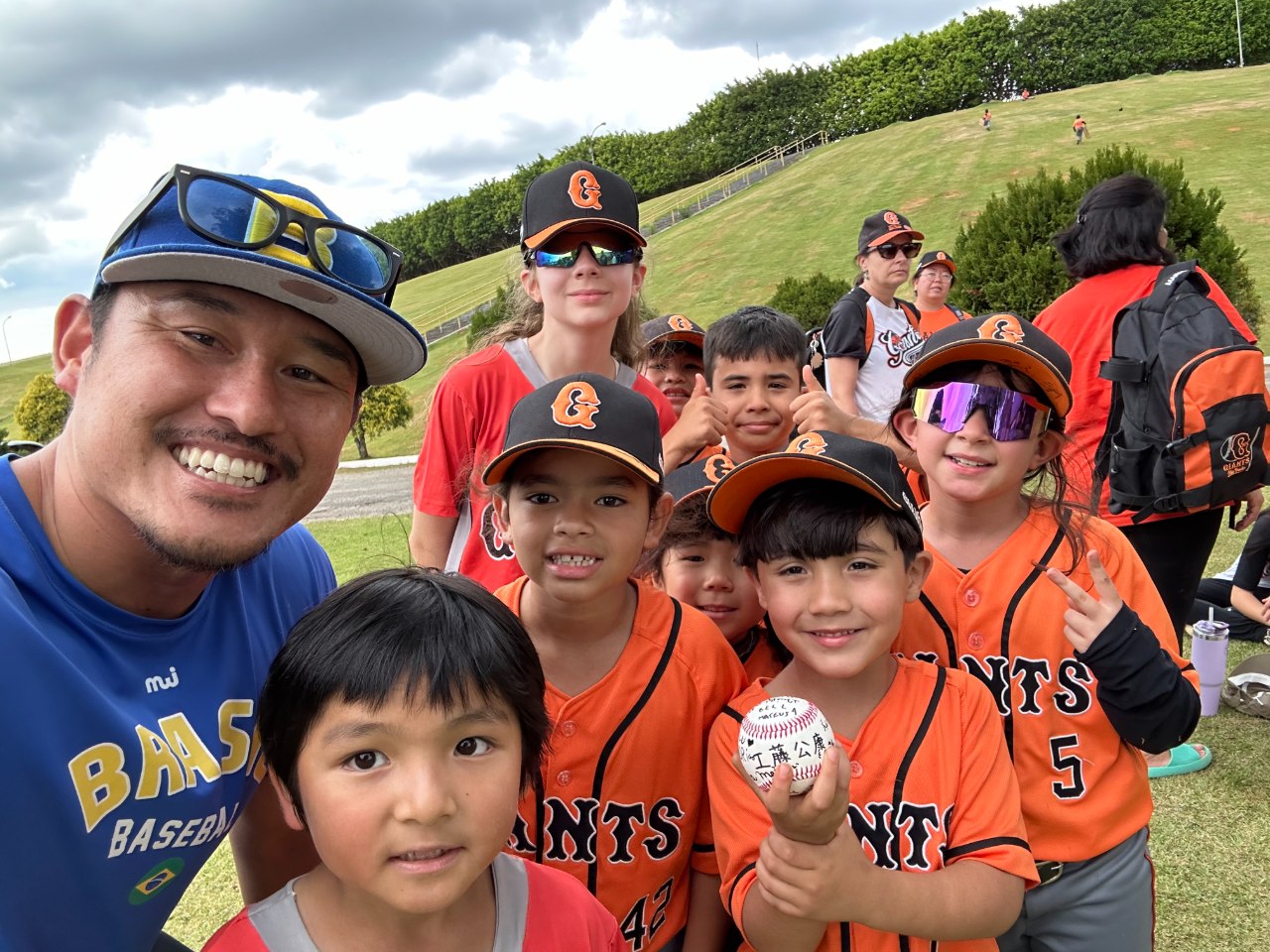 D-STRONG代表と子どもたち